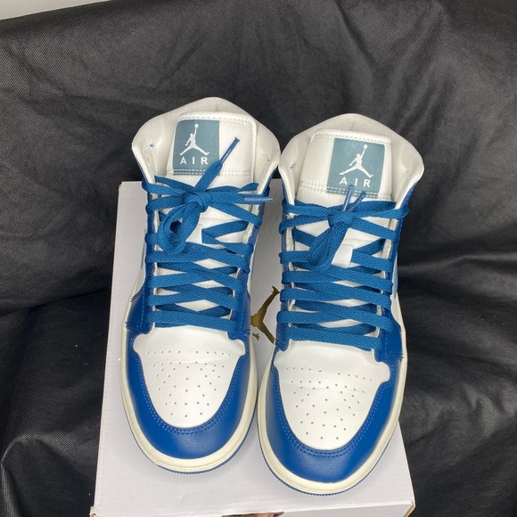 WMNS AIR JORDAN 1 MID - Picture 6 of 10